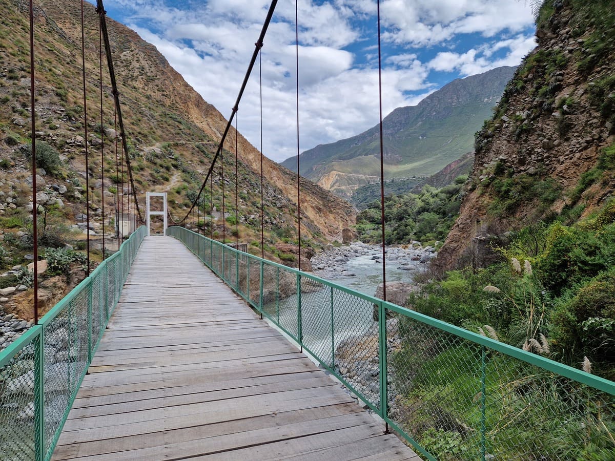 Brückenüberquerung Colca Canyon