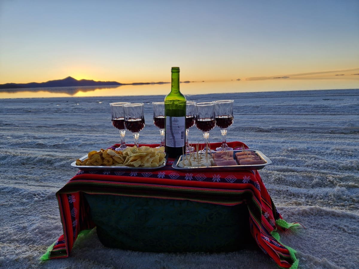 Snacks beim Sonnenuntergang in der Uyuni