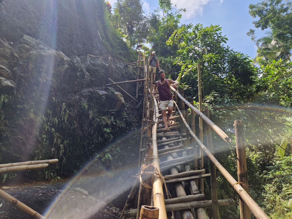 Bambusbrücke am Durian Indah in Tetebatu