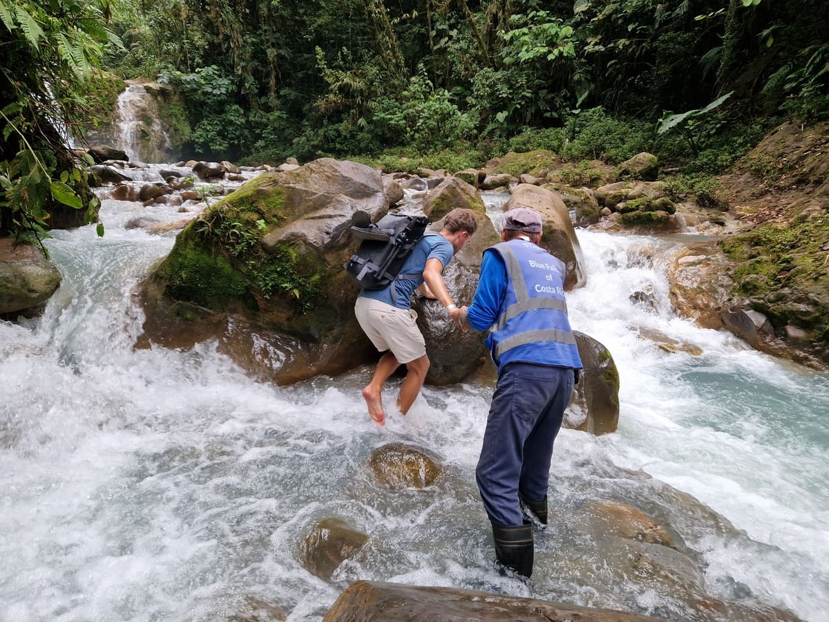 Guides helfen bei den Blue Falls