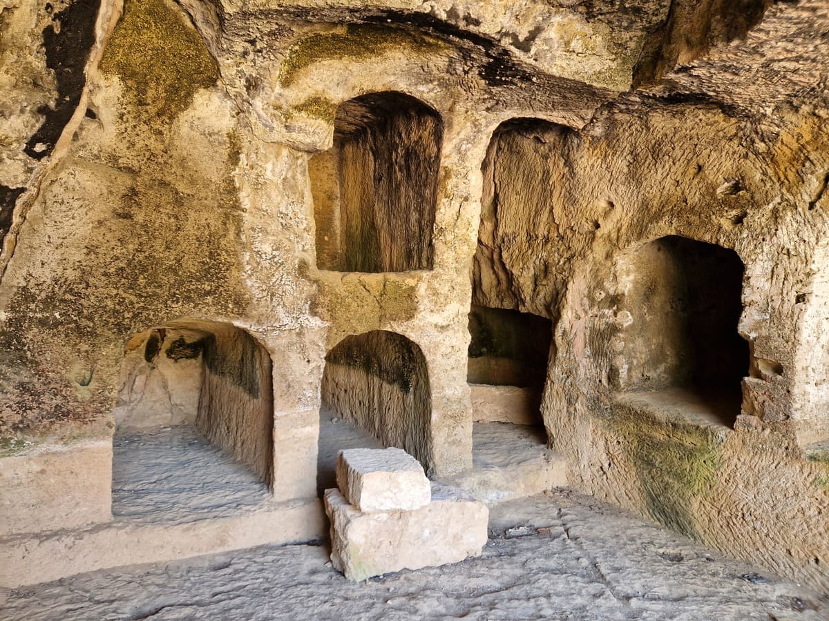 Gräber im Fels