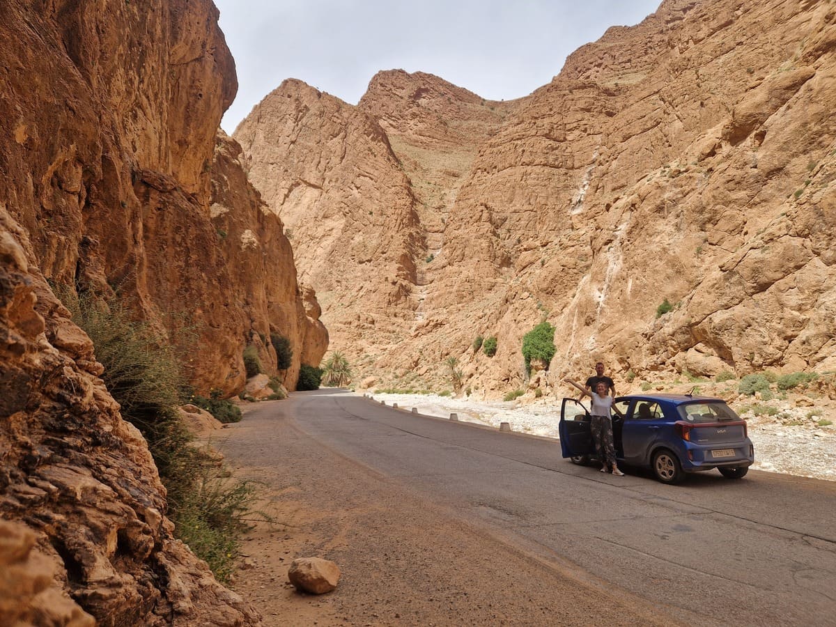 Mit dem Auto durch die Todra Schlucht