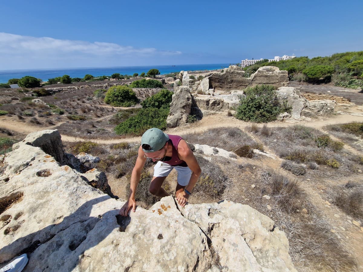 Weitläufiges Gelände bei den Königsgräbern