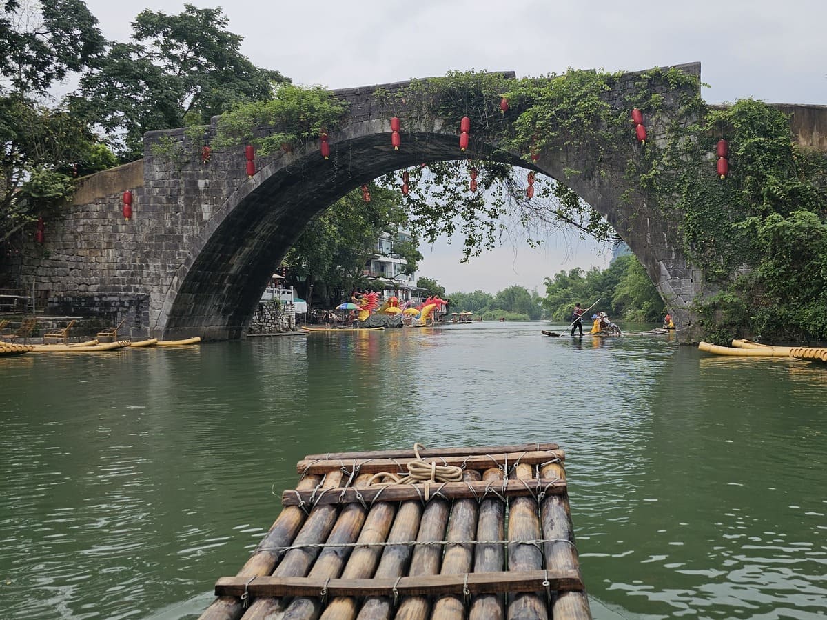 Brücke am Yulong River in China