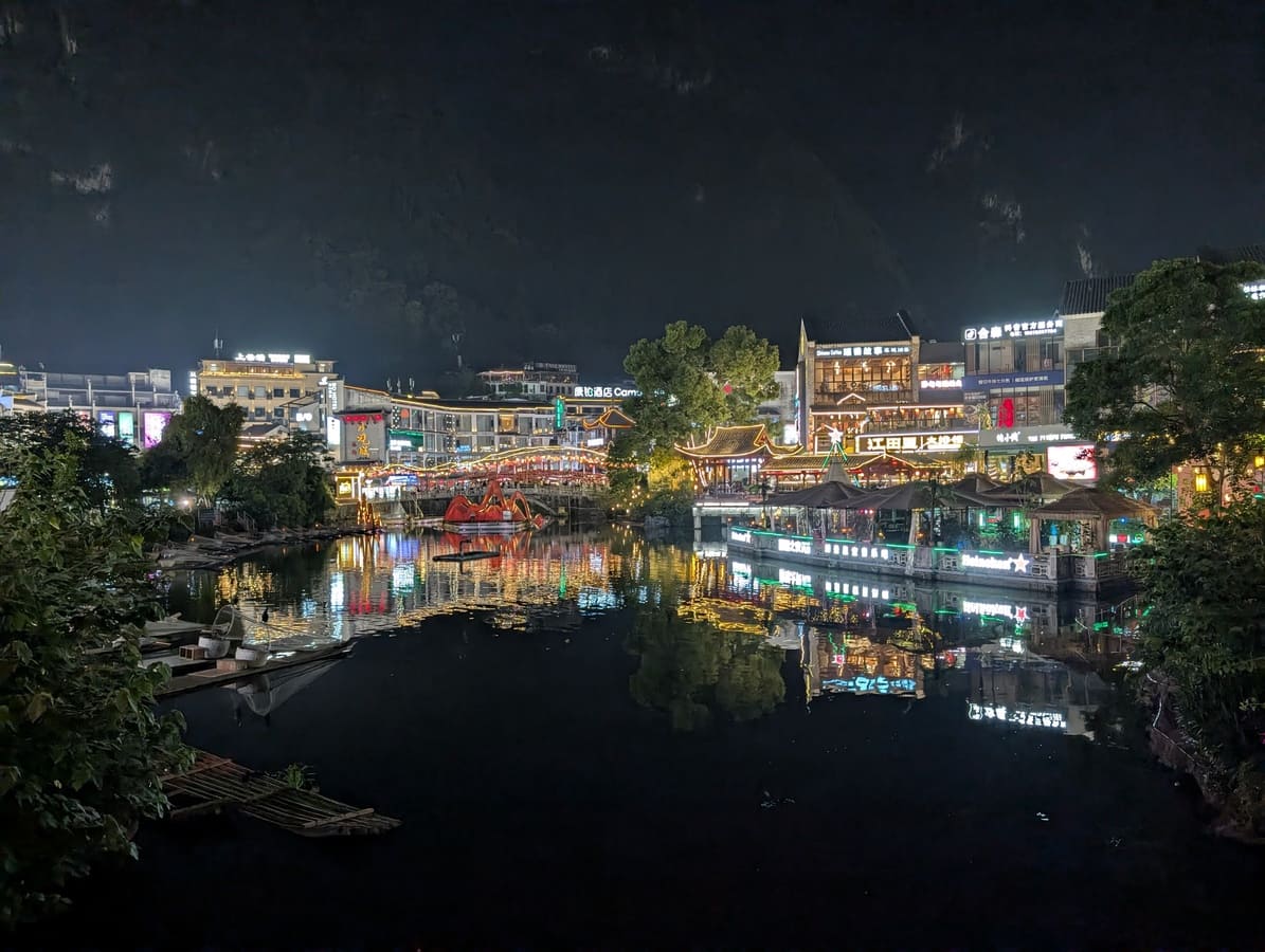 Yangshuo bei Dunkelheit
