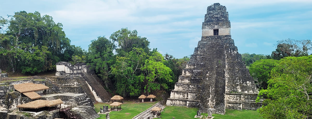 Maya-Ruinen in Tikal bei Flores
