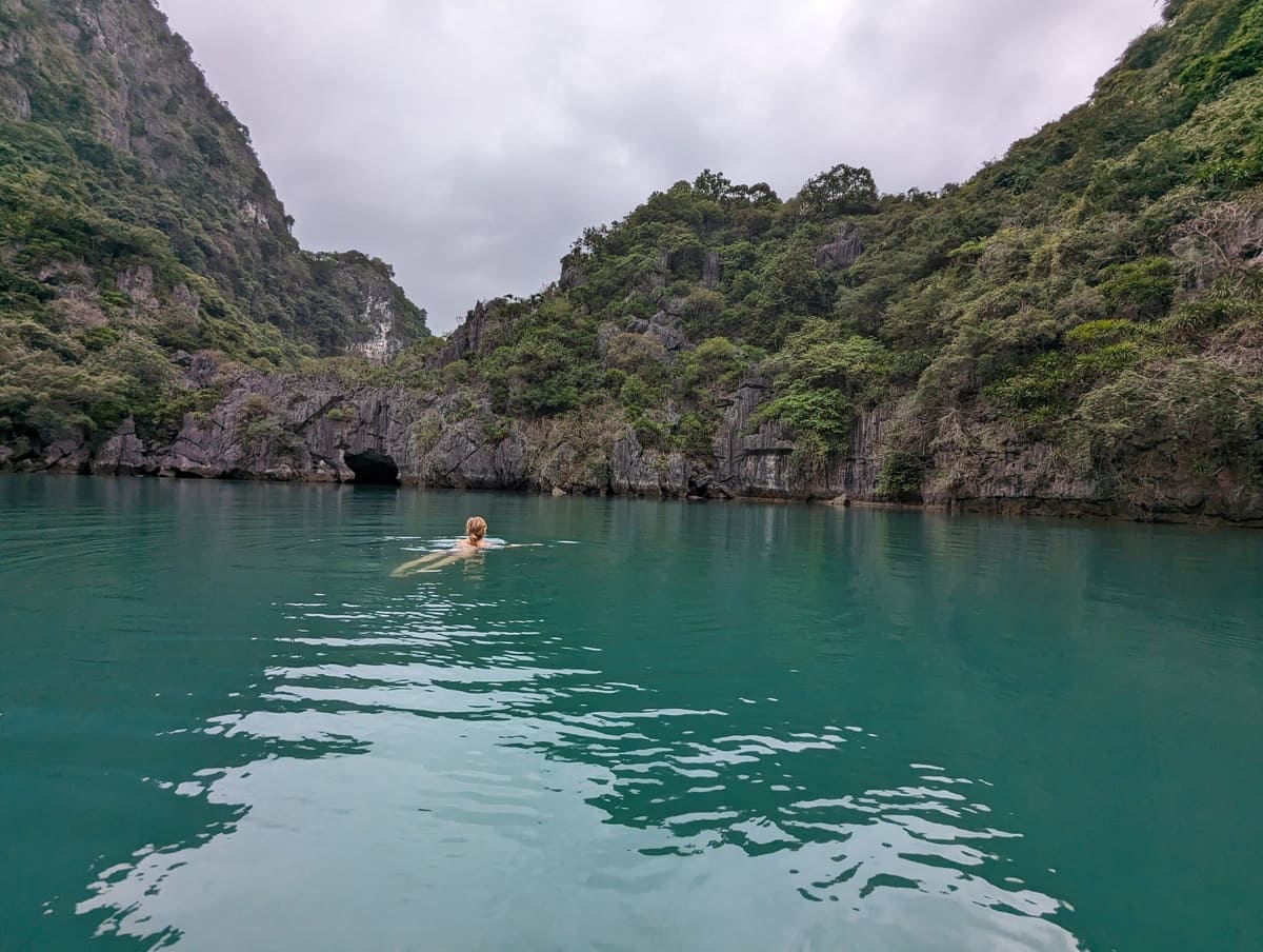 Abkühlung im blauen Meer