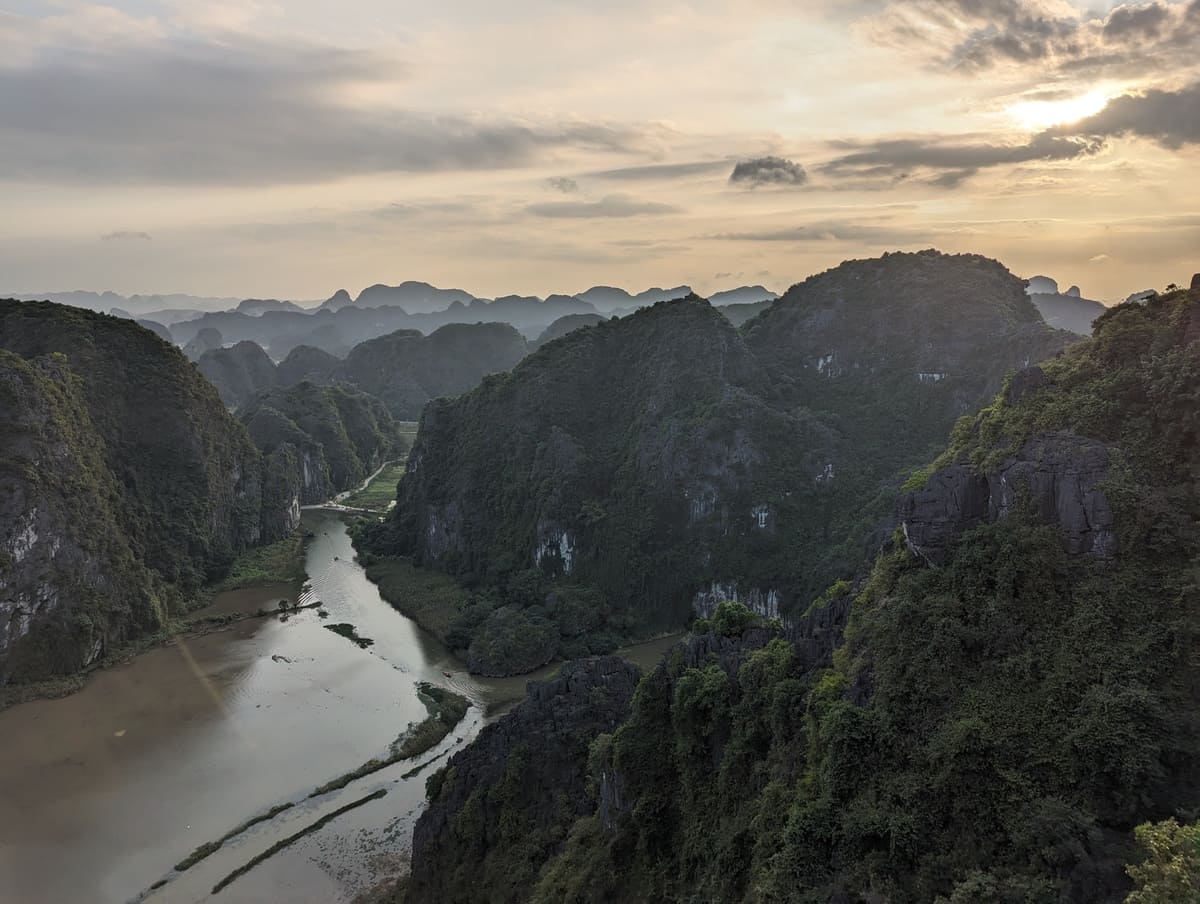 Sonnenuntergang mit Aussicht in Ninh Binh