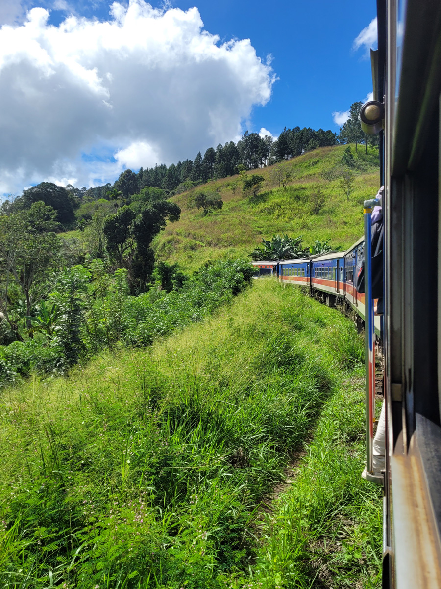 Ausblick während der Zugfahrt von Ella nach Nanuoya