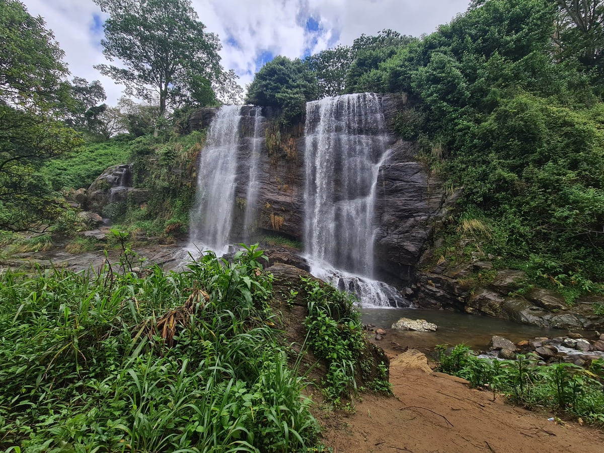 Zwei Wasserfälle in Kandy