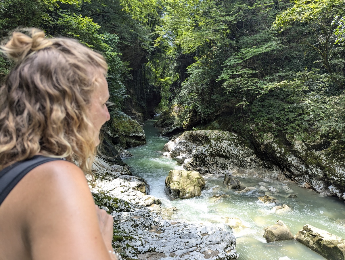 Aussicht am Martvili Canyon in Georgien