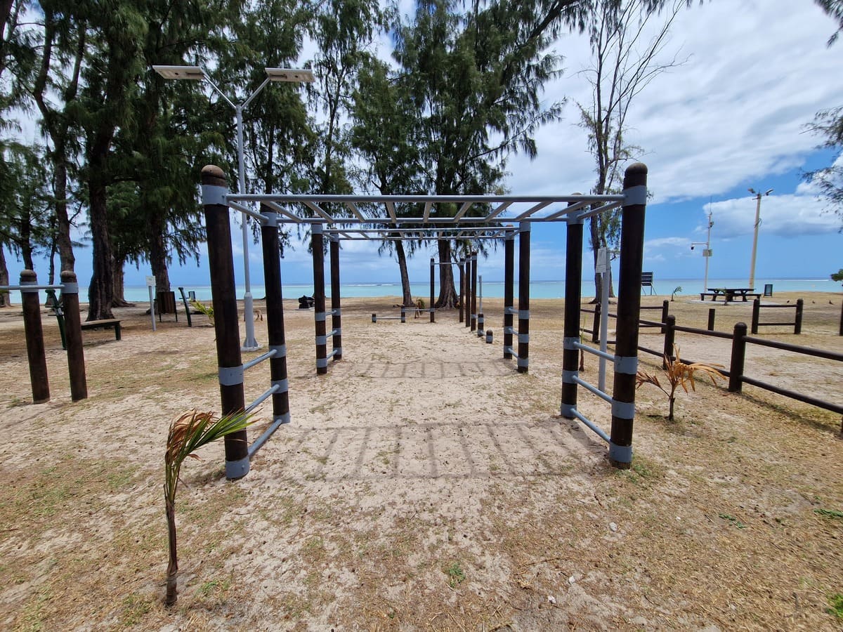 Sportgeräte am Strand auf Mauritius