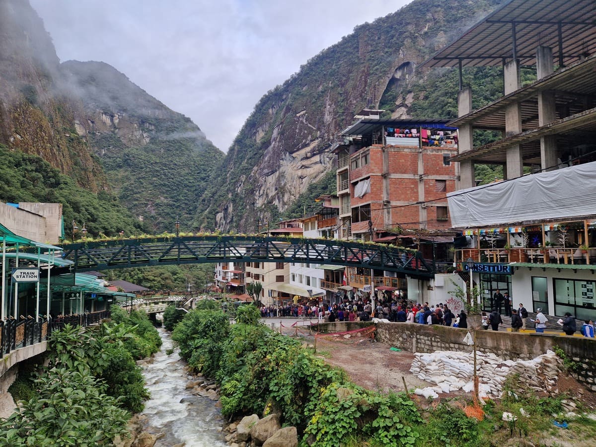 Schlange stehen für die Busfahrt zum Machu Picchu Schlange stehen für die Busfahrt zum Machu Picchu
