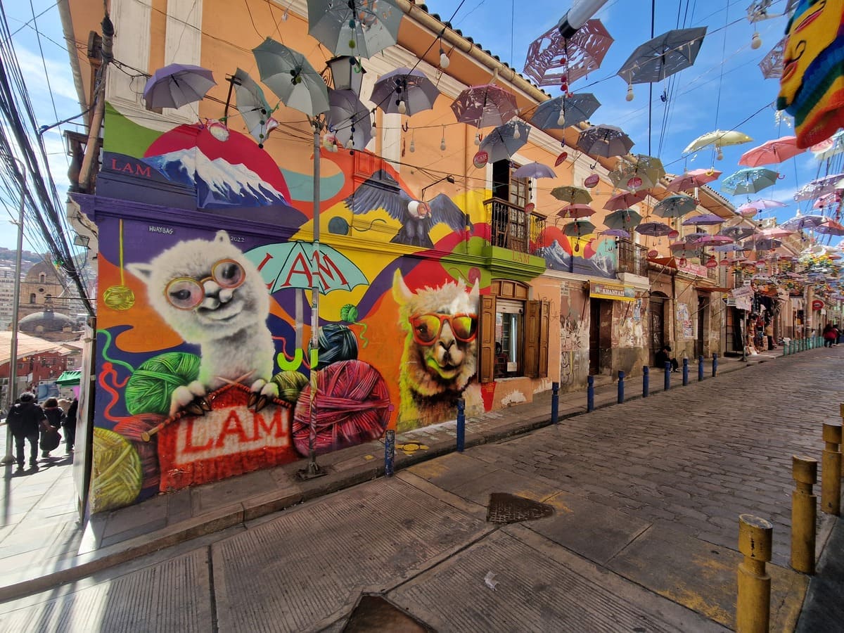 Buntes Stadtviertel in La Paz