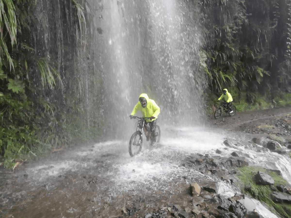 Durch Wasserfälle mit dem Mountainbike in Bolivien