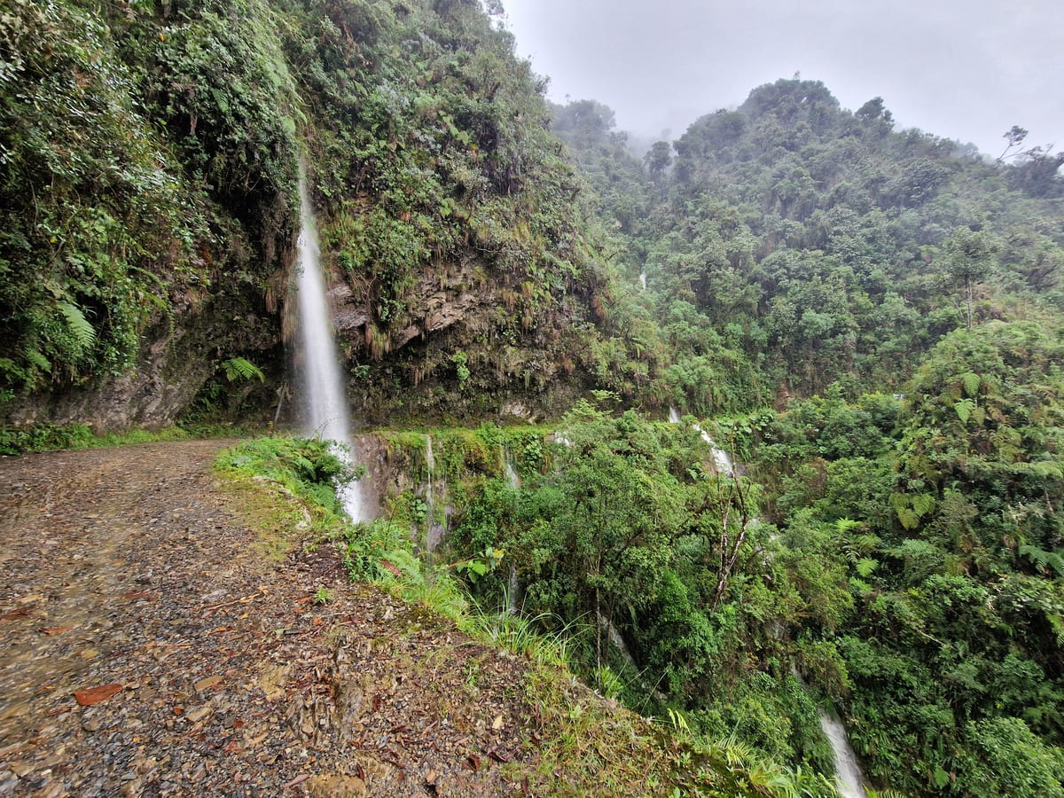 Mit dem Mountainbike durch Regen und Wasserfälle