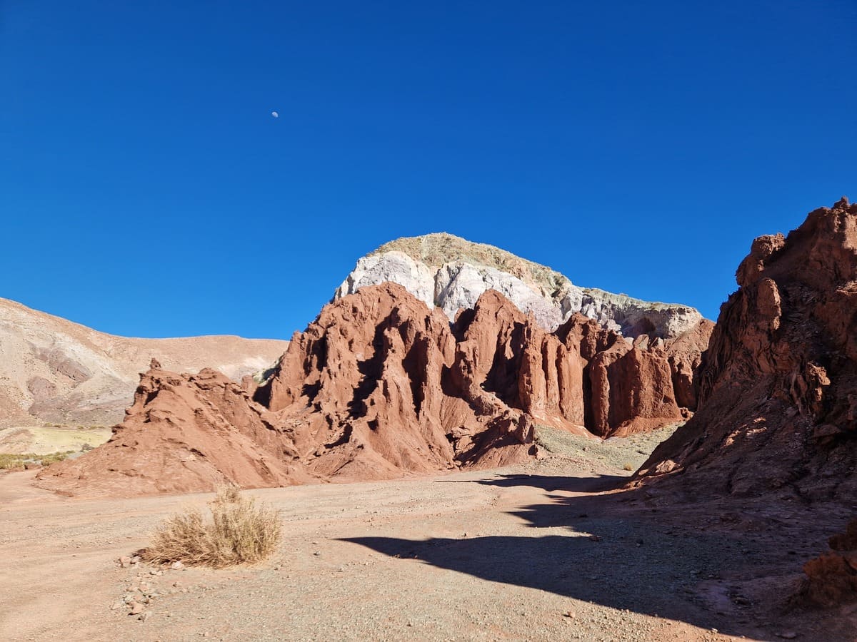 Farbige Gesteinsformationen in der Atacama Wüste