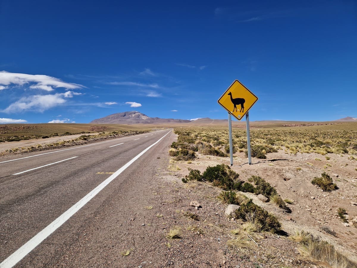 Straße durch die Atacama Wüste