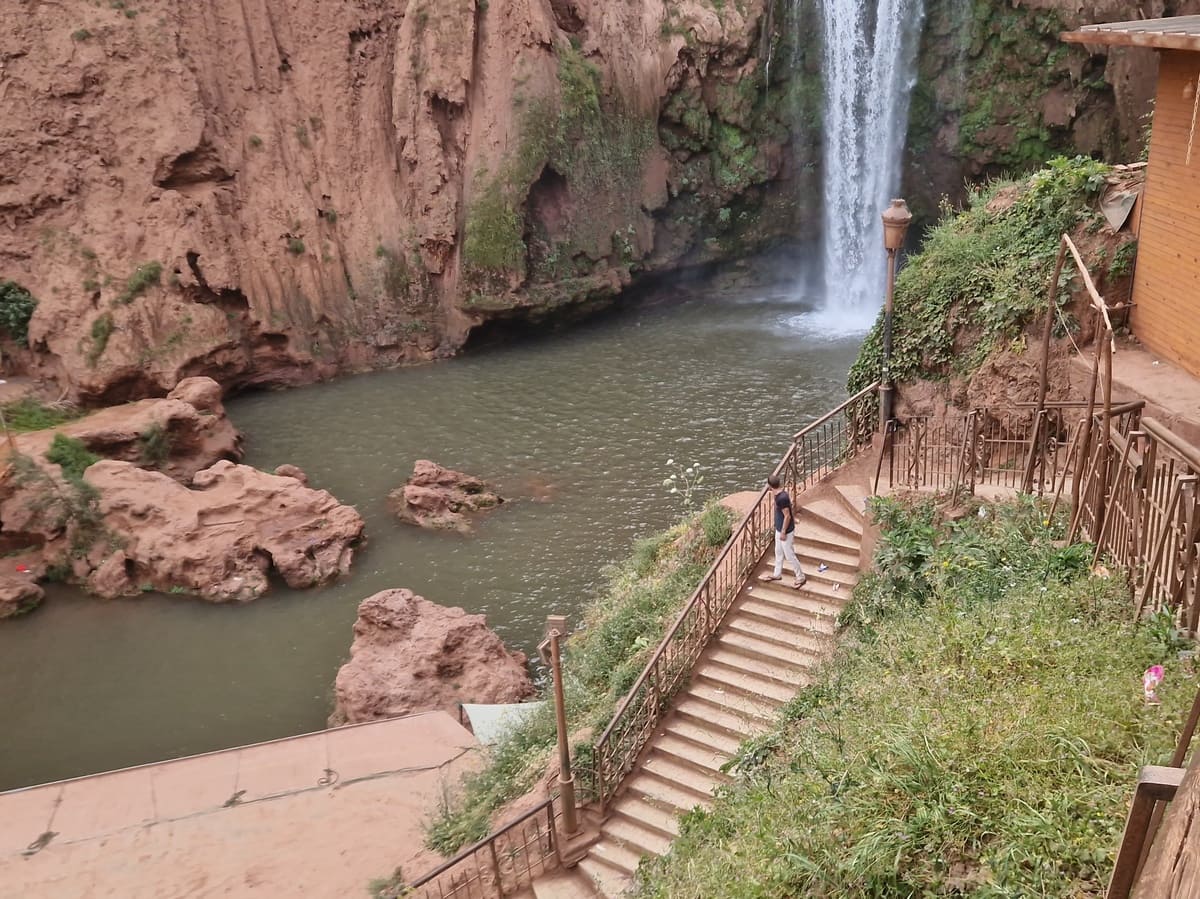 Treppen hinunter zu den Ouzoud Wasserfällen Marokko
