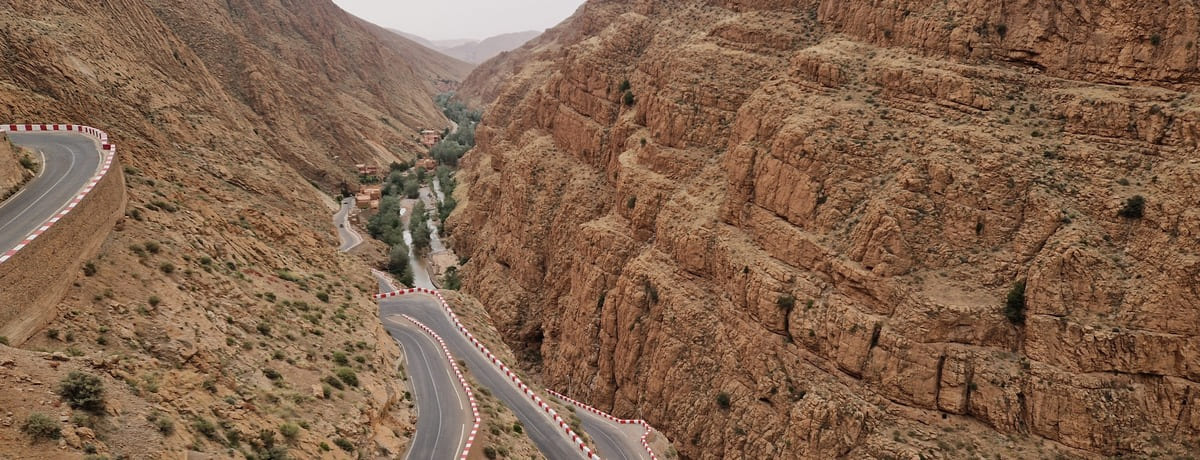 Fahrt durch das hohes Atlasgebirge von Marokko