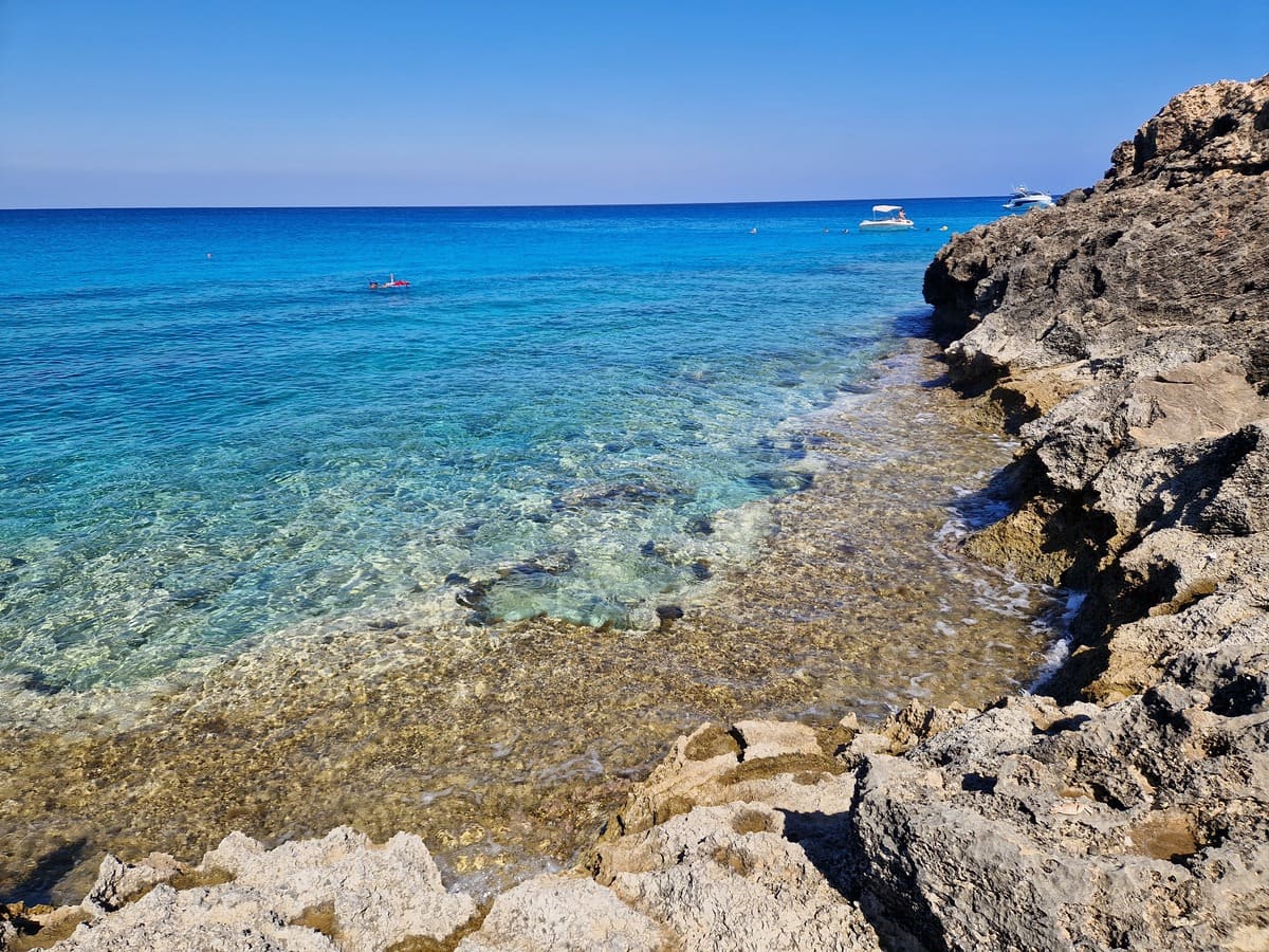 Wunderschöne blaue Bucht in Agia Napa