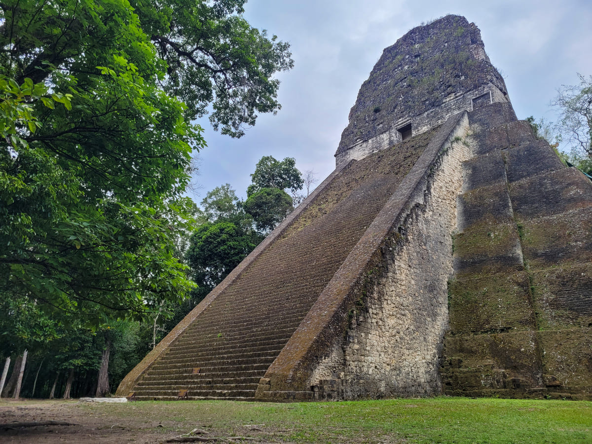 Treppen auf Tempel in Tikal